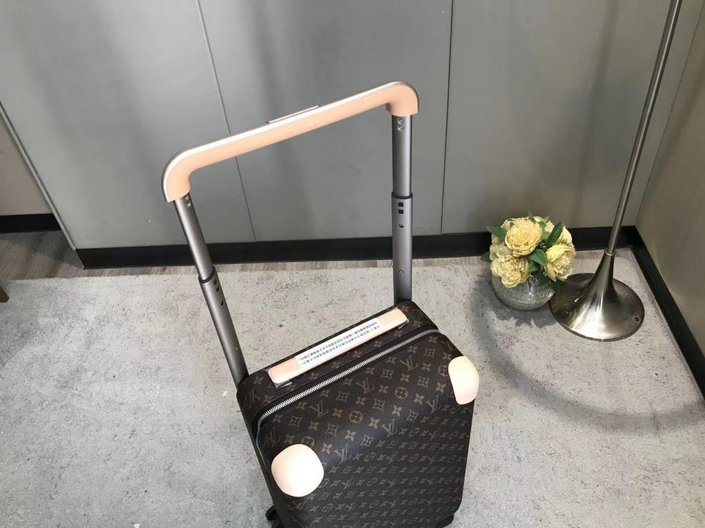 Payable on deliveryThe new Horizon luggage revitalizes Louis Vuitton's legendary heritage with a creative twist. The iconic Monogram canvas is embellished with travel appliqués that harken back to the brand's traditional