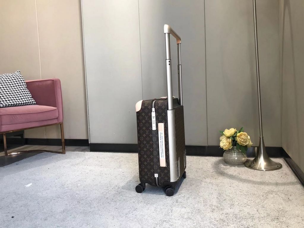 Payable on deliveryThe new Horizon luggage revitalizes Louis Vuitton's legendary heritage with a creative twist. The iconic Monogram canvas is embellished with travel appliqués that harken back to the brand's traditional