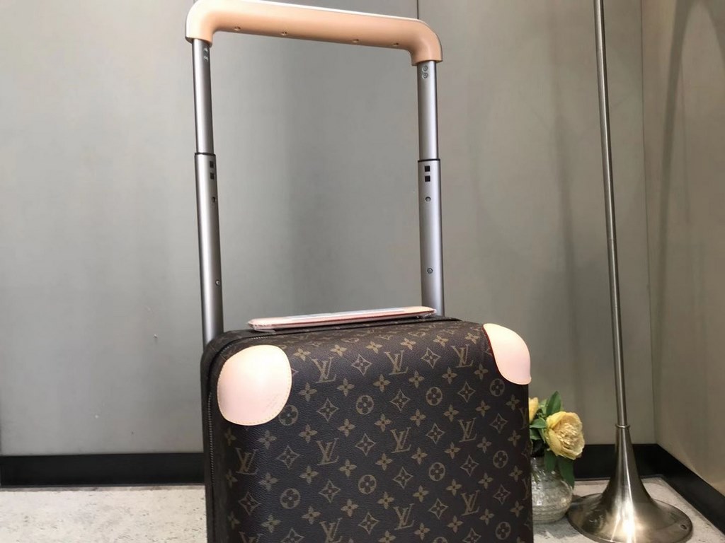 Payable on deliveryThe new Horizon luggage revitalizes Louis Vuitton's legendary heritage with a creative twist. The iconic Monogram canvas is embellished with travel appliqués that harken back to the brand's traditional