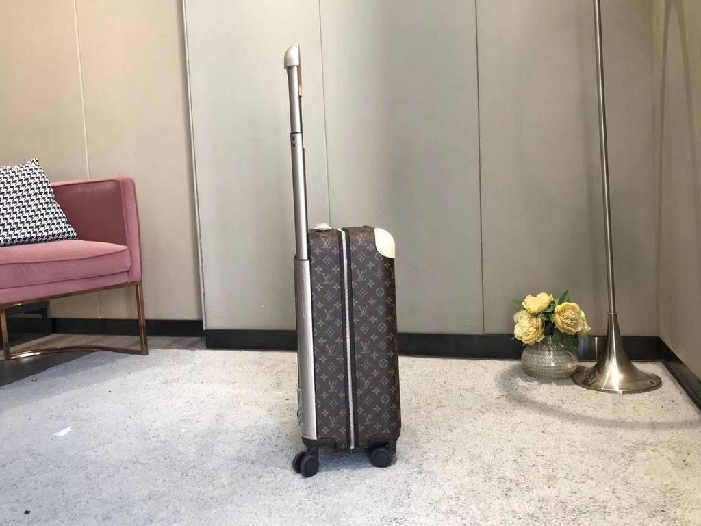 Payable on deliveryThe new Horizon luggage revitalizes Louis Vuitton's legendary heritage with a creative twist. The iconic Monogram canvas is embellished with travel appliqués that harken back to the brand's traditional