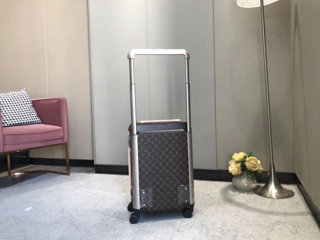 Payable on deliveryThe new Horizon luggage revitalizes Louis Vuitton's legendary heritage with a creative twist. The iconic Monogram canvas is embellished with travel appliqués that harken back to the brand's traditional