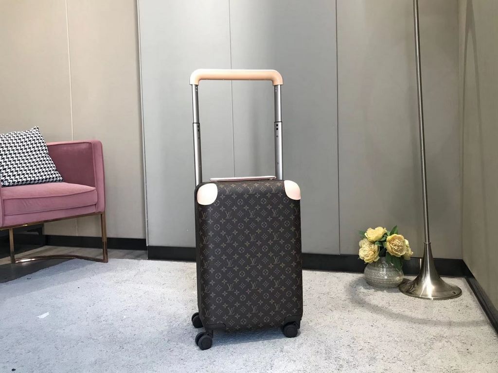 Payable on deliveryThe new Horizon luggage revitalizes Louis Vuitton's legendary heritage with a creative twist. The iconic Monogram canvas is embellished with travel appliqués that harken back to the brand's traditional