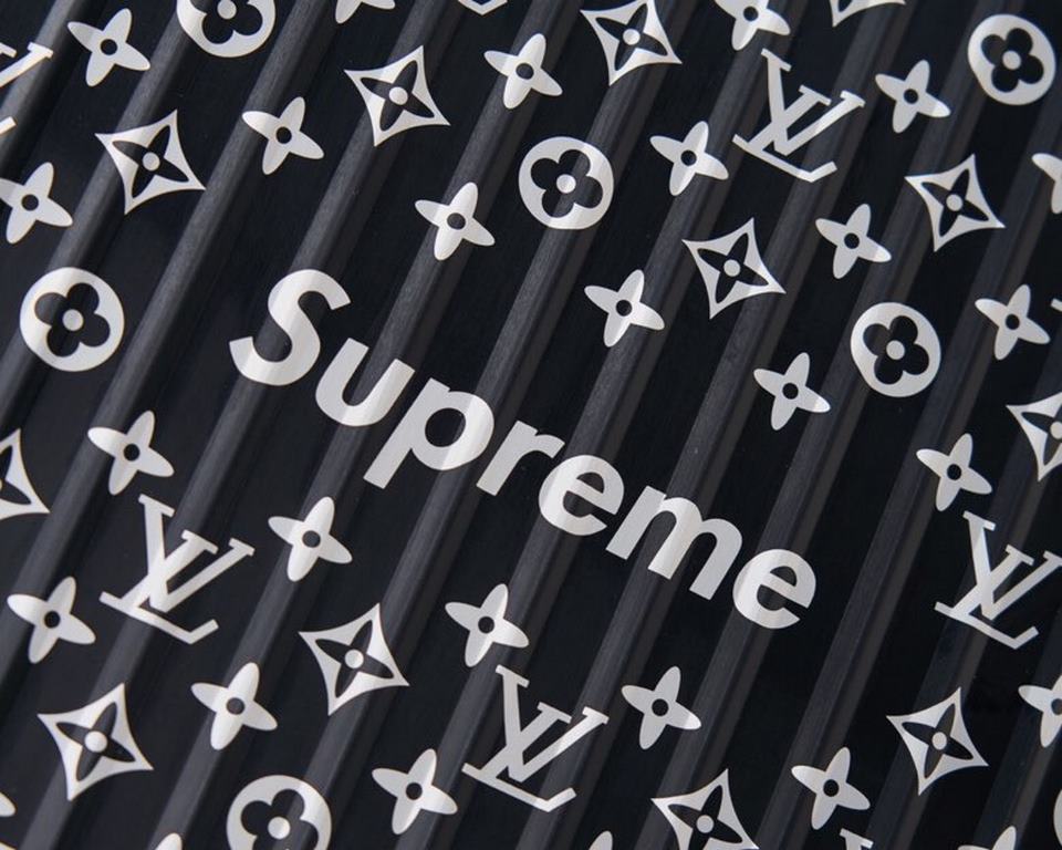 Actual video The strongest co-branding in history Exclusive Limited LV X Supreme X Rimowa, the strongest co-branding in history Exclusive Limited LV X Supreme X Rimowa Only for sale Counter size 2 inch 26 inch, aluminum 