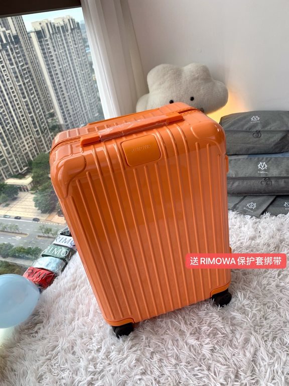 [Fragrant Mango Orange] RIMOWA Zhimowa new color suitcase, easy to use the same Essential series, colorful, enjoy the journey. Using the national universal TSA customs lock, upgraded version of the simple logo fashion hi