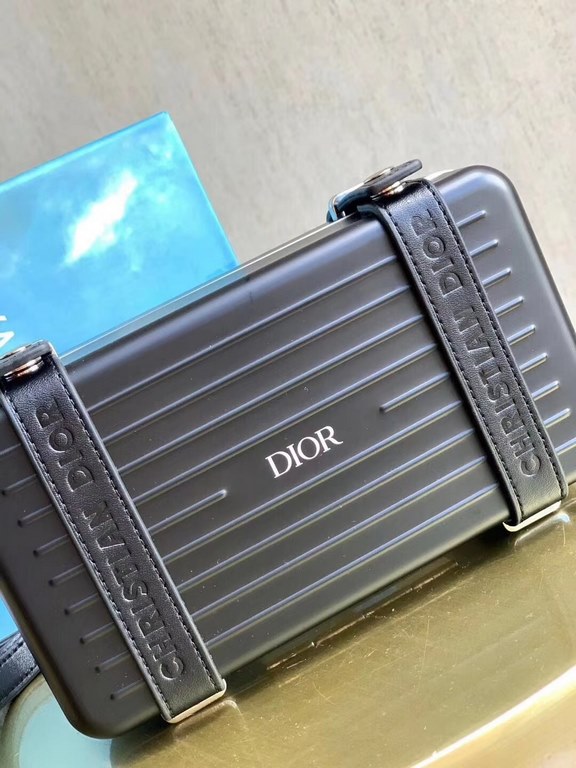 × RIMOWA small boxThis design can definitely attract girls' attention instantly, and the two rings on the side of the small suitcase are also equipped with leather accessories.The      font is embossed on the top, adding