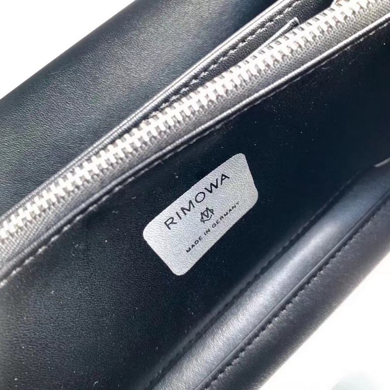 × RIMOWA small boxThis design can definitely attract girls' attention instantly, and the two rings on the side of the small suitcase are also equipped with leather accessories.The      font is embossed on the top, adding