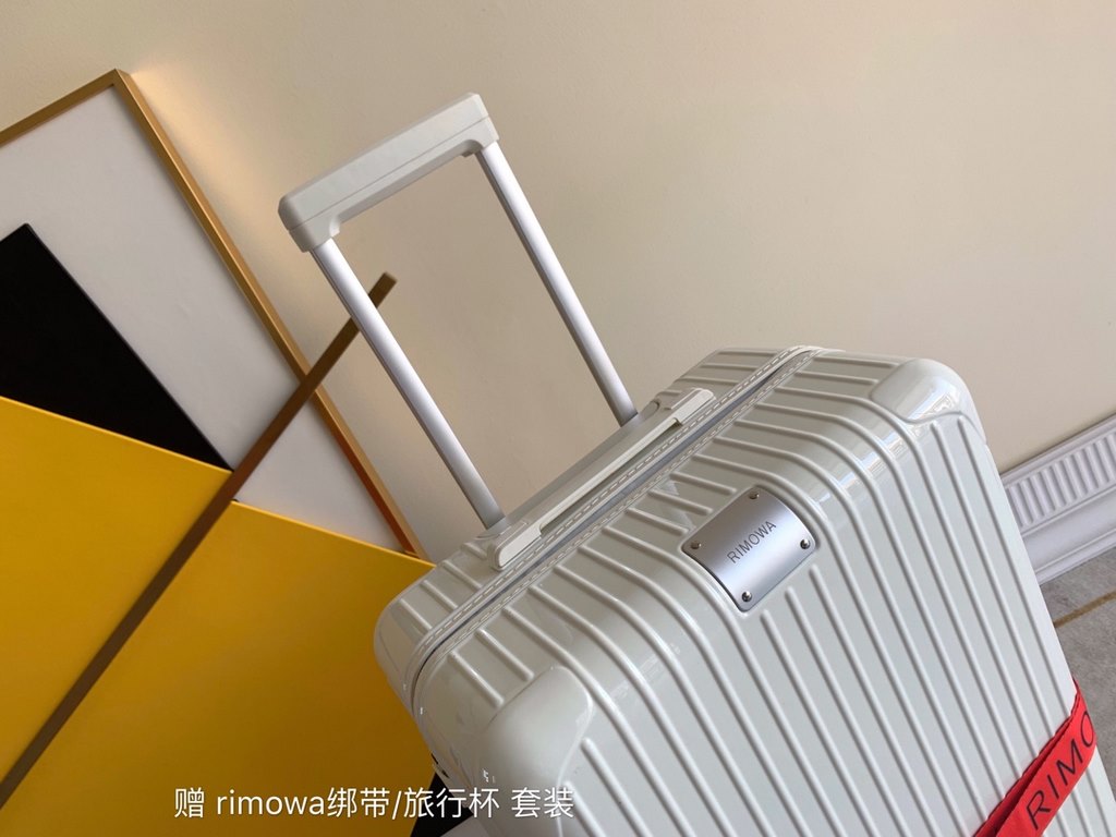 Rimowa Trolley caseluggageUltra-light pc zipper case, must get the same high value trolley case of YiYiChixi! Rimowa Essential new color collection! When you're young, you need to look good to travel!  Free Rimowa StrapM