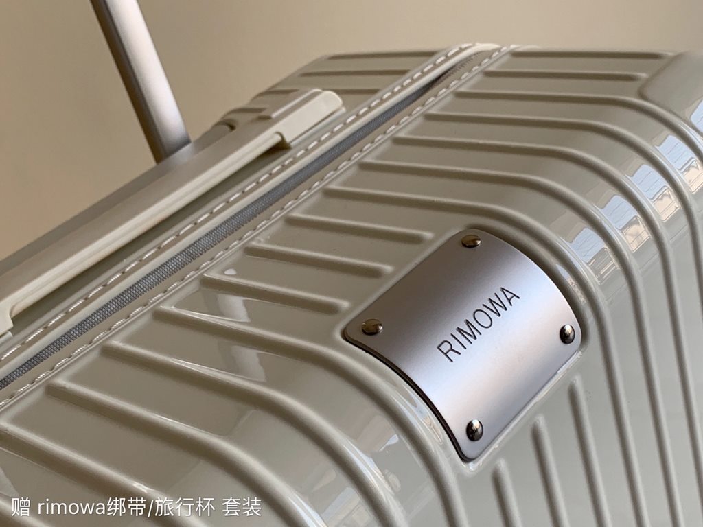 Rimowa Trolley caseluggageUltra-light pc zipper case, must get the same high value trolley case of YiYiChixi! Rimowa Essential new color collection! When you're young, you need to look good to travel!  Free Rimowa StrapM