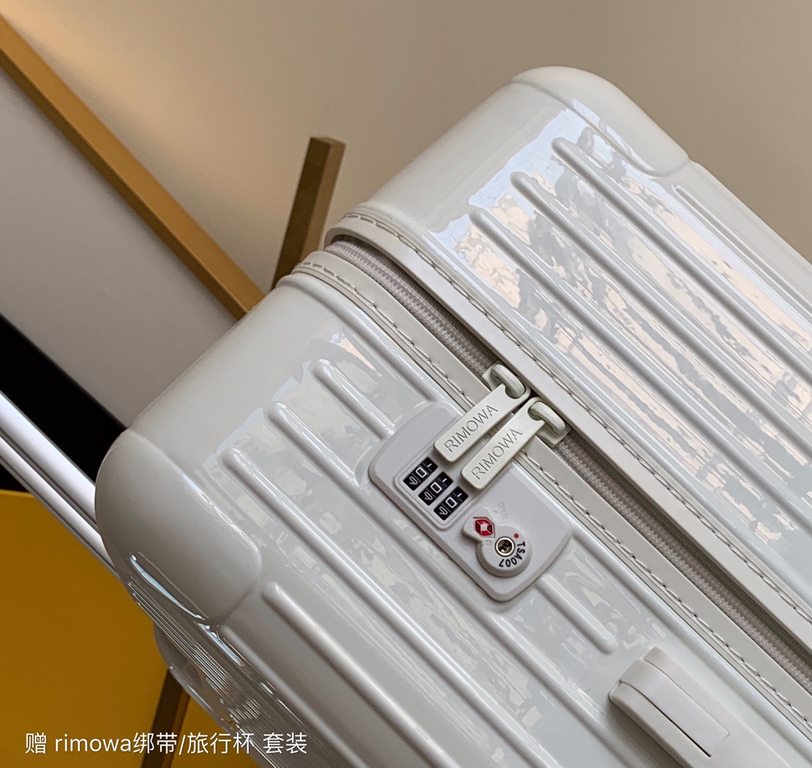 Rimowa Trolley caseluggageUltra-light pc zipper case, must get the same high value trolley case of YiYiChixi! Rimowa Essential new color collection! When you're young, you need to look good to travel!  Free Rimowa StrapM