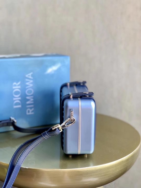 × RIMOWA small boxThis design can definitely attract girls' attention instantly, and the two rings on the side of the small suitcase are also equipped with leather accessories.The      font is embossed on the top, adding