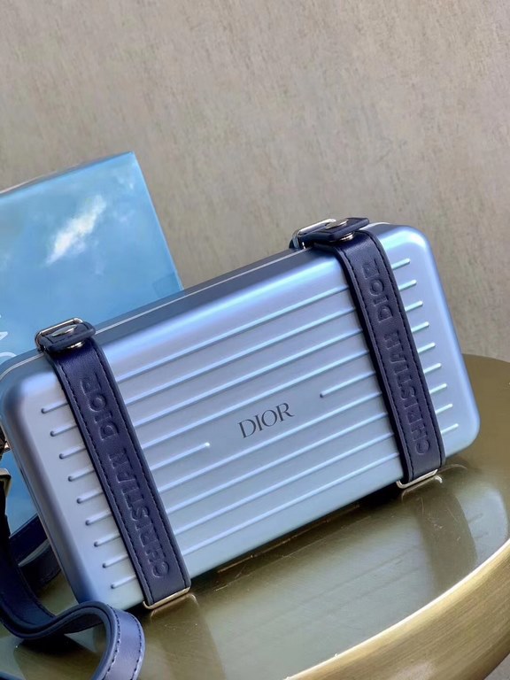 × RIMOWA small boxThis design can definitely attract girls' attention instantly, and the two rings on the side of the small suitcase are also equipped with leather accessories.The      font is embossed on the top, adding