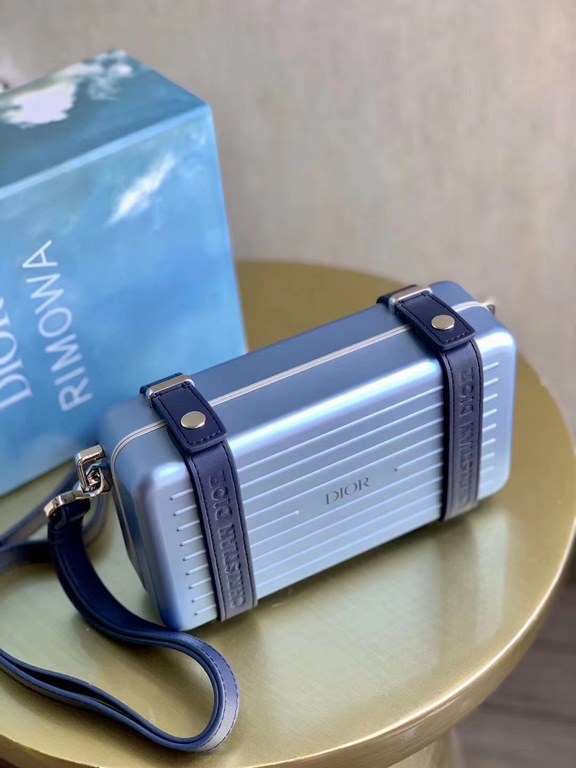 × RIMOWA small boxThis design can definitely attract girls' attention instantly, and the two rings on the side of the small suitcase are also equipped with leather accessories.The      font is embossed on the top, adding