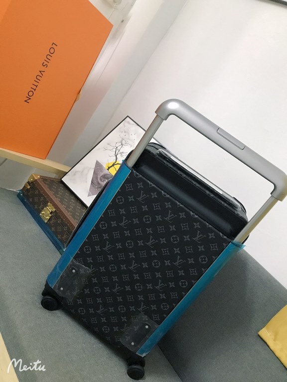 The new Horizon luggage revolutionizes Louis Vuitton's legendary heritage with a creative twist. The iconic Monogram canvas is embellished with travel appliqués that harken back to the brand's traditional luggage design.