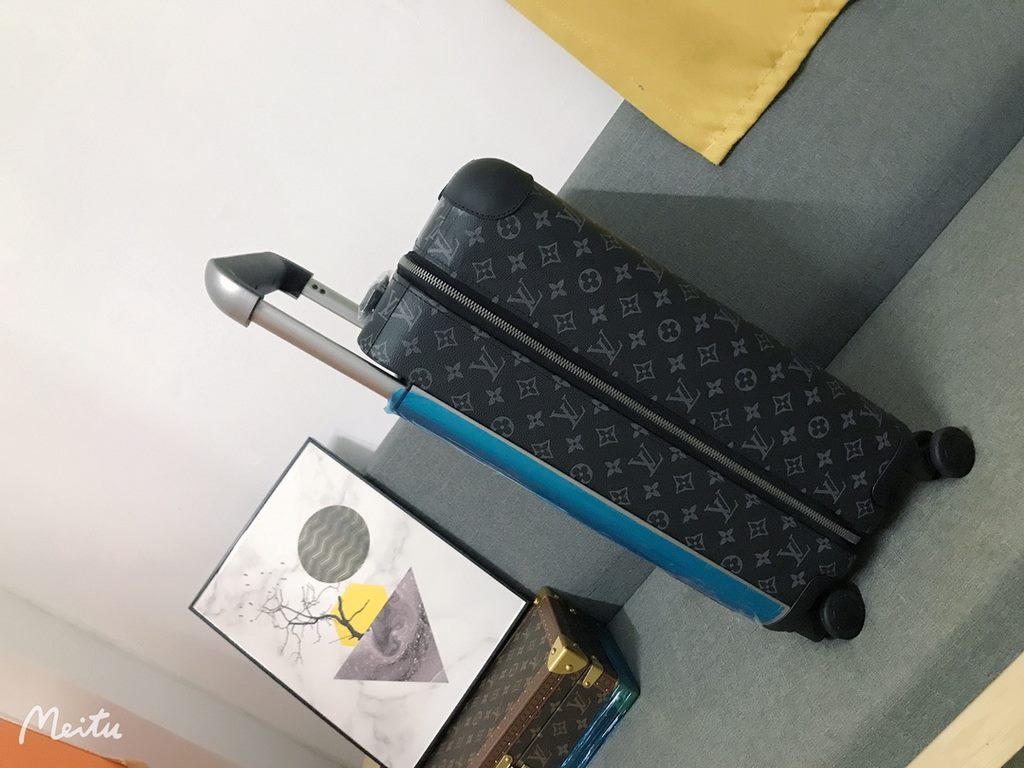 The new Horizon luggage revolutionizes Louis Vuitton's legendary heritage with a creative twist. The iconic Monogram canvas is embellished with travel appliqués that harken back to the brand's traditional luggage design.