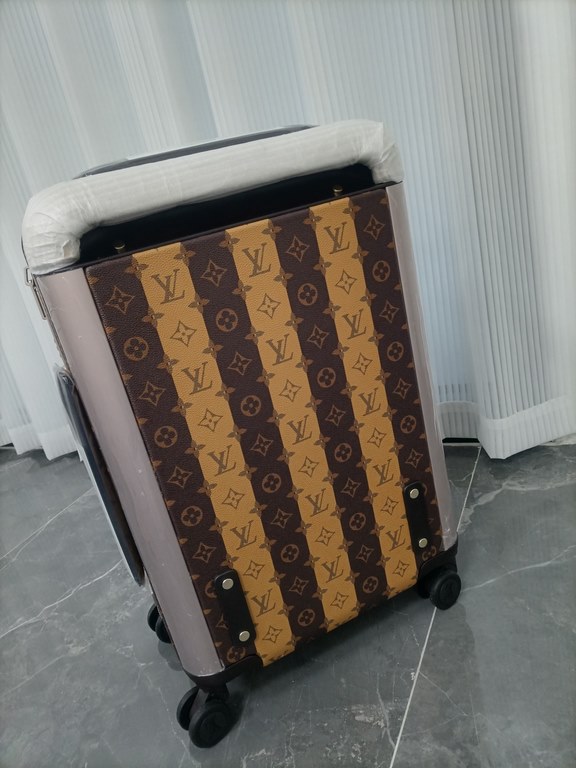 Capacity 28 liters Weight 2.6kgMaterial Ultra-lightweight Monogram canvas material   mesh lining   cowhide leather corners   metal fittings   large external drawbarThe newest version, version 2022, has an inner layer tha