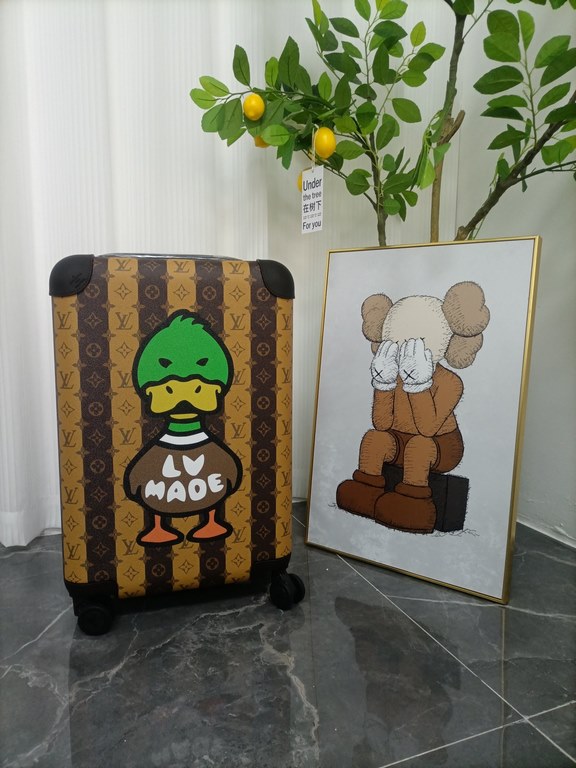 Capacity 28 liters Weight 2.6kgMaterial Ultra-lightweight Monogram canvas material   mesh lining   cowhide leather corners   metal fittings   large external drawbarThe newest version, version 2022, has an inner layer tha