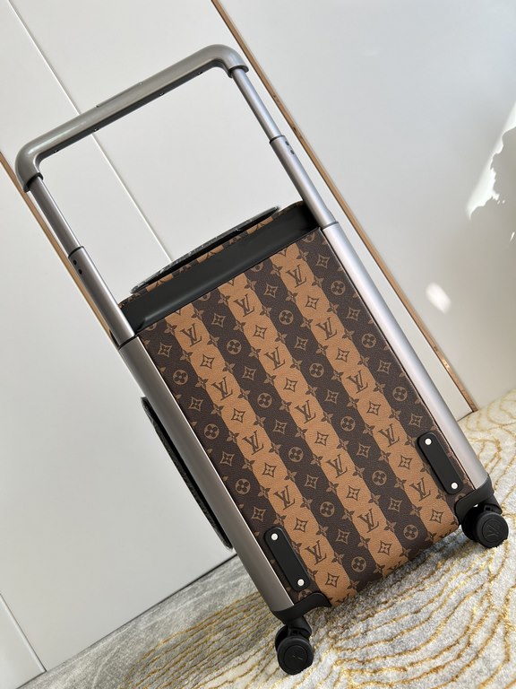 Exclusive Photo Silkscreen Duck Luggage】The new Horizon luggage revolutionizes Louis Vuitton's legendary heritage with a creative twist. The iconic Monogram canvas is embellished with travel appliqués that harken back to