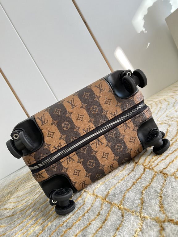 Exclusive Photo Silkscreen Duck Luggage】The new Horizon luggage revolutionizes Louis Vuitton's legendary heritage with a creative twist. The iconic Monogram canvas is embellished with travel appliqués that harken back to