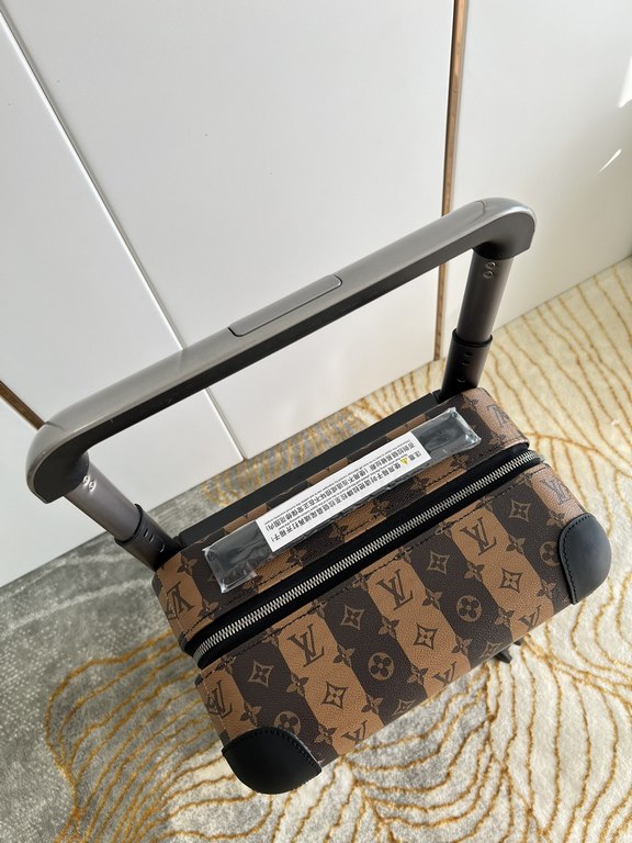 Exclusive Photo Silkscreen Duck Luggage】The new Horizon luggage revolutionizes Louis Vuitton's legendary heritage with a creative twist. The iconic Monogram canvas is embellished with travel appliqués that harken back to