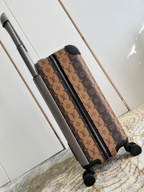 Exclusive Photo Silkscreen Duck Luggage】The new Horizon luggage revolutionizes Louis Vuitton's legendary heritage with a creative twist. The iconic Monogram canvas is embellished with travel appliqués that harken back to