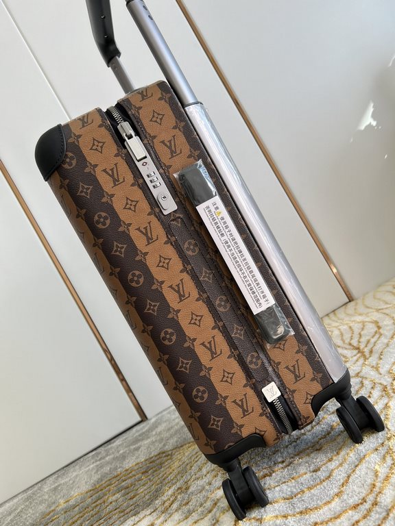 Exclusive Photo Silkscreen Duck Luggage】The new Horizon luggage revolutionizes Louis Vuitton's legendary heritage with a creative twist. The iconic Monogram canvas is embellished with travel appliqués that harken back to