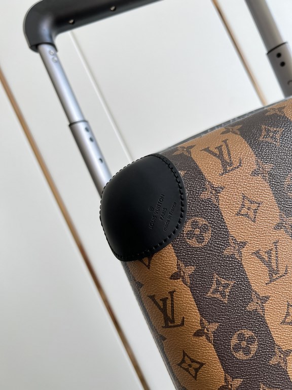 Exclusive Photo Silkscreen Duck Luggage】The new Horizon luggage revolutionizes Louis Vuitton's legendary heritage with a creative twist. The iconic Monogram canvas is embellished with travel appliqués that harken back to