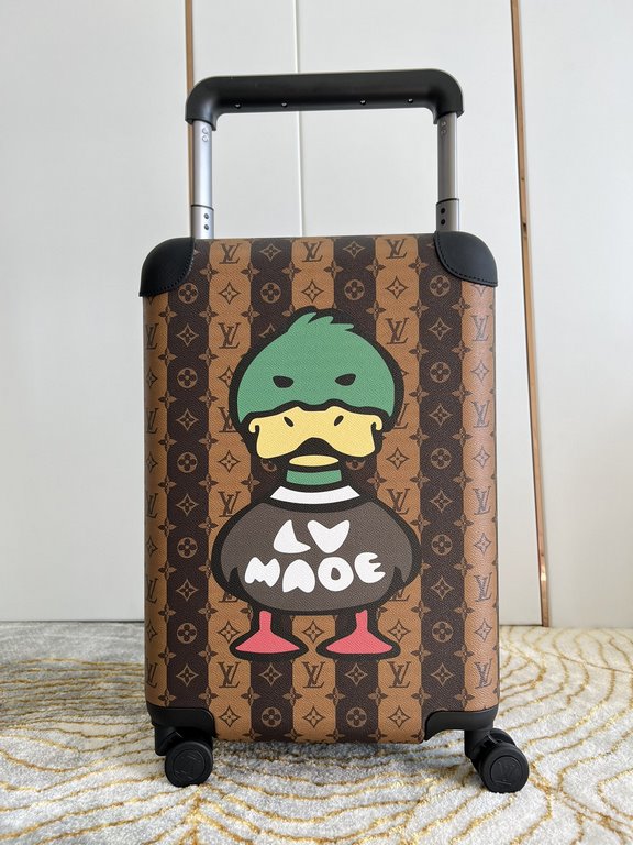 Exclusive Photo Silkscreen Duck Luggage】The new Horizon luggage revolutionizes Louis Vuitton's legendary heritage with a creative twist. The iconic Monogram canvas is embellished with travel appliqués that harken back to