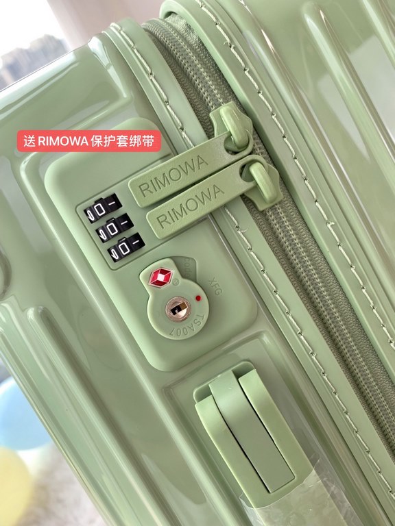 [Green Bamboo Green] RIMOWA Zhimowa new color suitcase, easy to use the same Essential series, colorful, enjoy the journey. Using the national universal TSA customs lock, upgraded version of the simple logo fashion high-