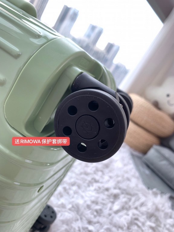 [Green Bamboo Green] RIMOWA Zhimowa new color suitcase, easy to use the same Essential series, colorful, enjoy the journey. Using the national universal TSA customs lock, upgraded version of the simple logo fashion high-