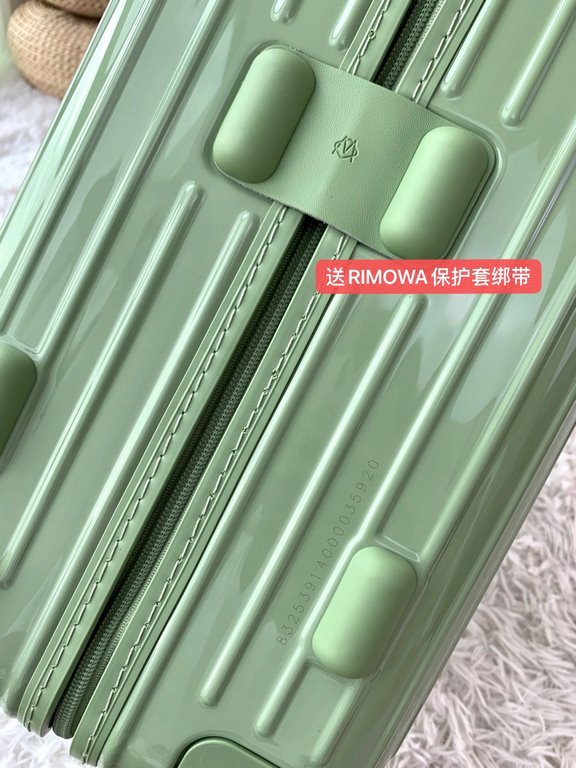 [Green Bamboo Green] RIMOWA Zhimowa new color suitcase, easy to use the same Essential series, colorful, enjoy the journey. Using the national universal TSA customs lock, upgraded version of the simple logo fashion high-