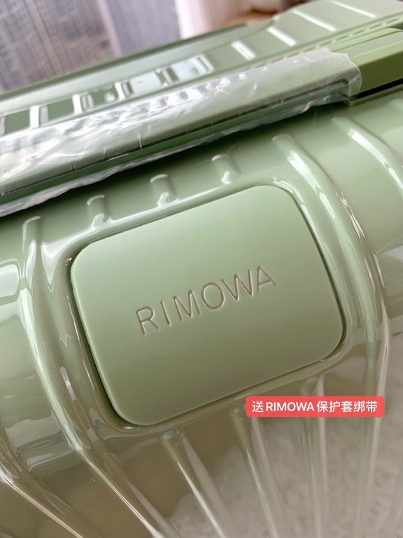 [Green Bamboo Green] RIMOWA Zhimowa new color suitcase, easy to use the same Essential series, colorful, enjoy the journey. Using the national universal TSA customs lock, upgraded version of the simple logo fashion high-