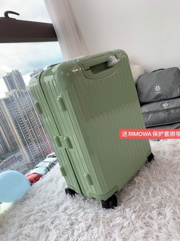 [Green Bamboo Green] RIMOWA Zhimowa new color suitcase, easy to use the same Essential series, colorful, enjoy the journey. Using the national universal TSA customs lock, upgraded version of the simple logo fashion high-