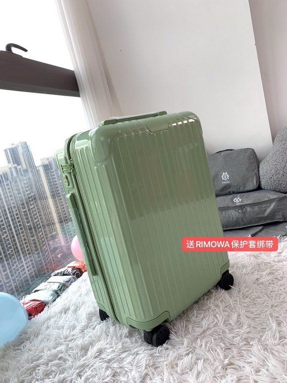 [Green Bamboo Green] RIMOWA Zhimowa new color suitcase, easy to use the same Essential series, colorful, enjoy the journey. Using the national universal TSA customs lock, upgraded version of the simple logo fashion high-