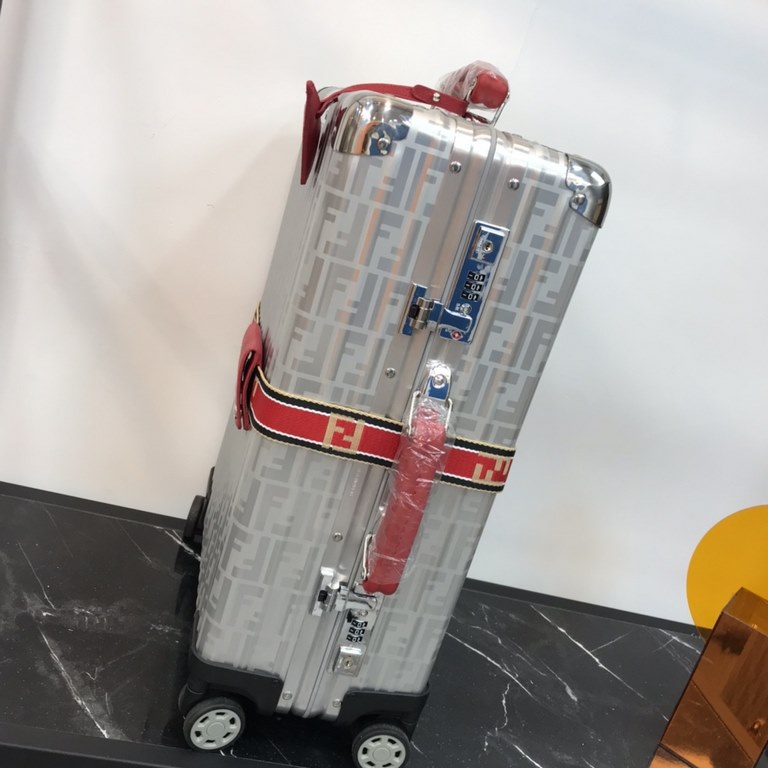 [Fendi X Rimowa] Love at first sight is perhaps when you see it for the first time, it is deeply imprinted. This is too good-looking, right The texture is perfect! The taste is too high!Aluminum-magnesium alloy material 