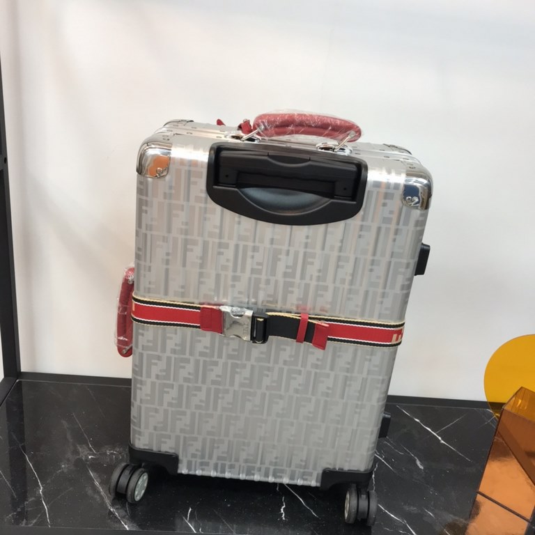 [Fendi X Rimowa] Love at first sight is perhaps when you see it for the first time, it is deeply imprinted. This is too good-looking, right The texture is perfect! The taste is too high!Aluminum-magnesium alloy material 