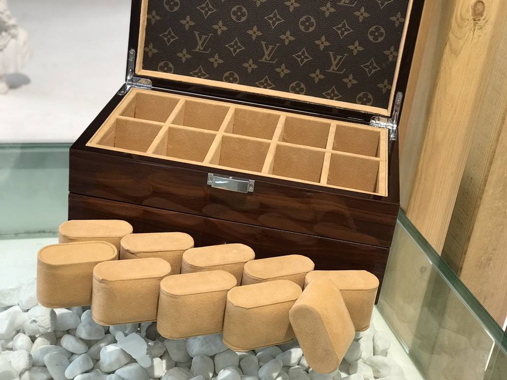 #New Product First Launch #2 Compartment Lid Solid Wooden Multifunctional Watch Box  carefully developed and uniquely crafted.# Exclusive customized background  (Impeccable)  Size  33215Weight ：3.5kg