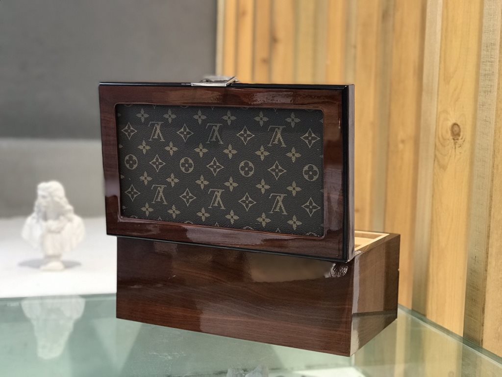 #New Product First Launch #2 Compartment Lid Solid Wooden Multifunctional Watch Box  carefully developed and uniquely crafted.# Exclusive customized background  (Impeccable)  Size  33215Weight ：3.5kg