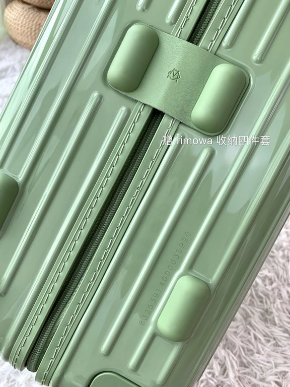 Rimowa Trolley caseluggageUltra-light pc zipper case, must get the same high value trolley case of YiYiChixi! Rimowa Essential new color collection! When you're young, you need to look good to travel! Rimowa Organizer Se