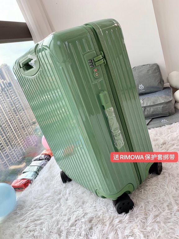 [Avocado Green] RIMOWA Zhimowa new color suitcase, easy to use the same Essential series, colorful, enjoy the journey. Using the national universal TSA customs lock, upgraded version of the simple logo fashion high-end, 