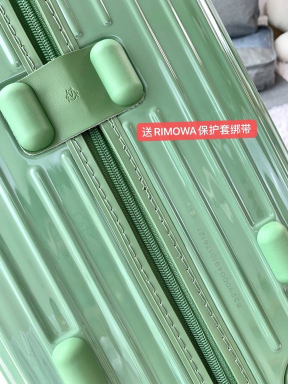 [Avocado Green] RIMOWA Zhimowa new color suitcase, easy to use the same Essential series, colorful, enjoy the journey. Using the national universal TSA customs lock, upgraded version of the simple logo fashion high-end, 