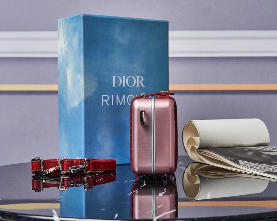 The RimowaXDior co-branded model. The material of the RimowaXDior is always sufficient. The lining is made of full lambskin.The lining is made of lambskin and the Rimowa aluminum-magnesium alloy is a perfect combination.