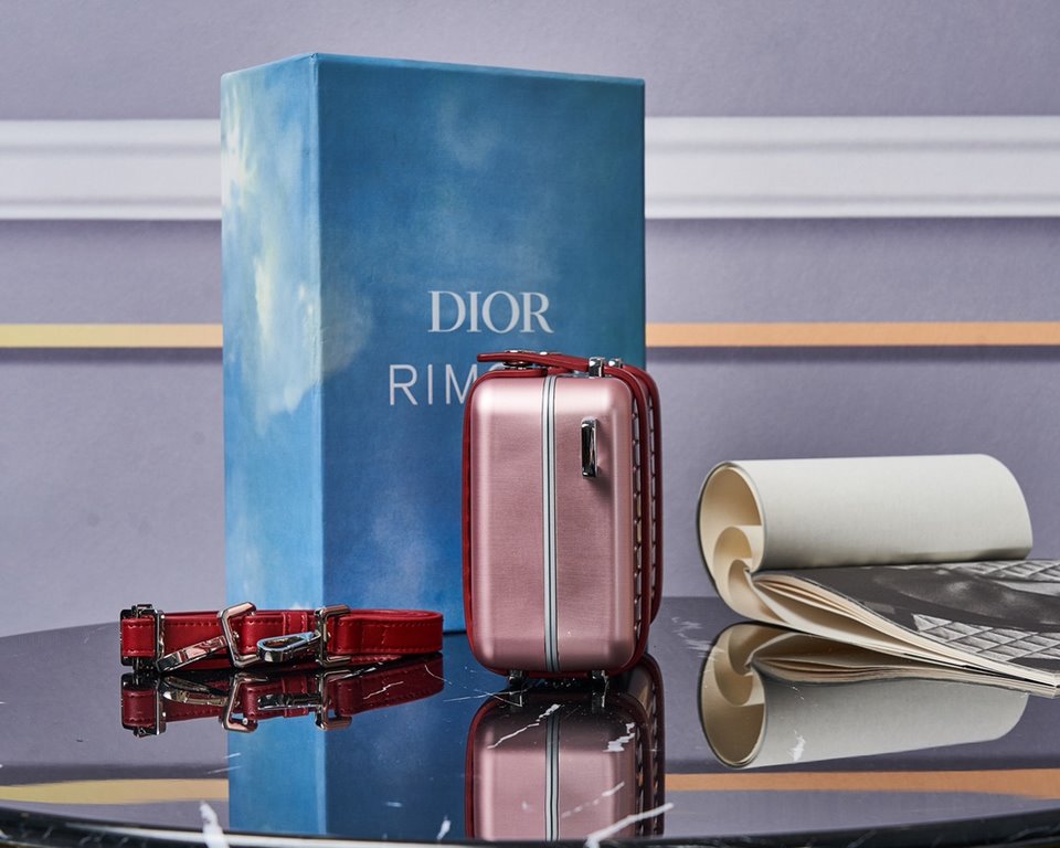 The RimowaXDior co-branded model. The material of the RimowaXDior is always sufficient. The lining is made of full lambskin.The lining is made of lambskin and the Rimowa aluminum-magnesium alloy is a perfect combination.