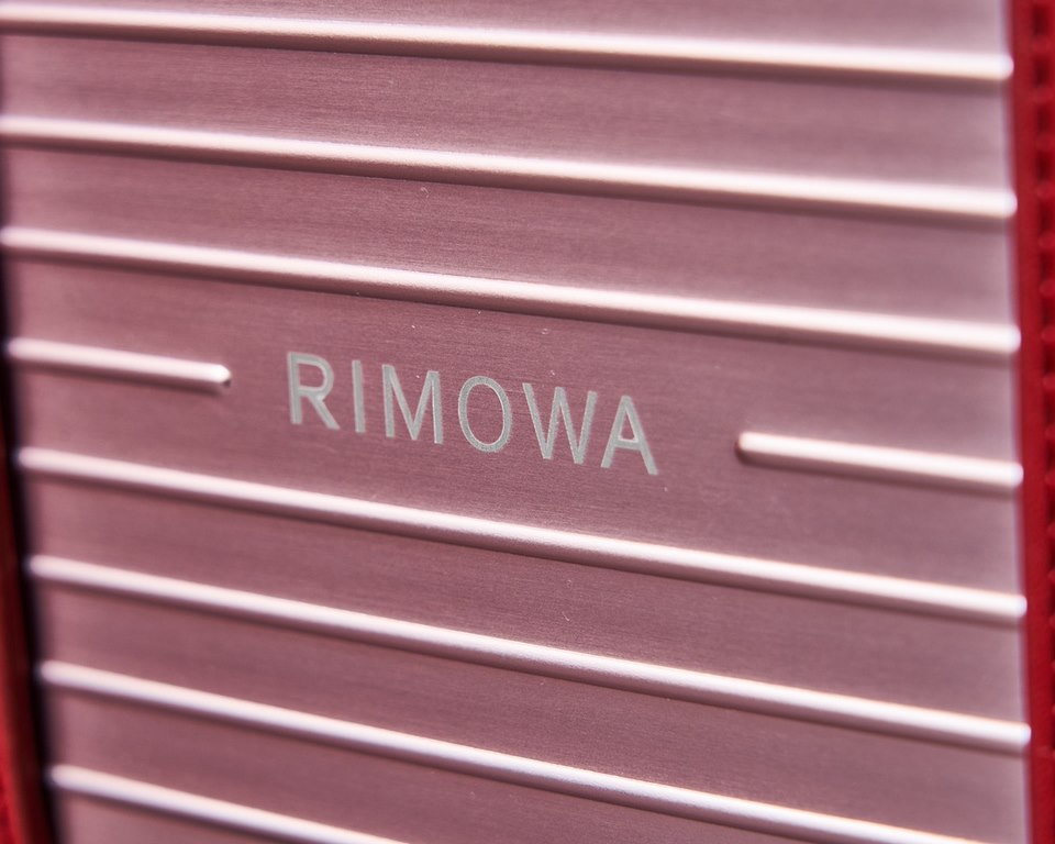 The RimowaXDior co-branded model. The material of the RimowaXDior is always sufficient. The lining is made of full lambskin.The lining is made of lambskin and the Rimowa aluminum-magnesium alloy is a perfect combination.