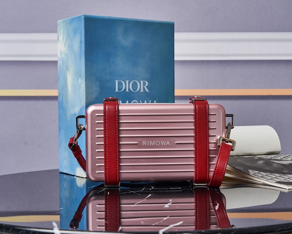 The RimowaXDior co-branded model. The material of the RimowaXDior is always sufficient. The lining is made of full lambskin.The lining is made of lambskin and the Rimowa aluminum-magnesium alloy is a perfect combination.