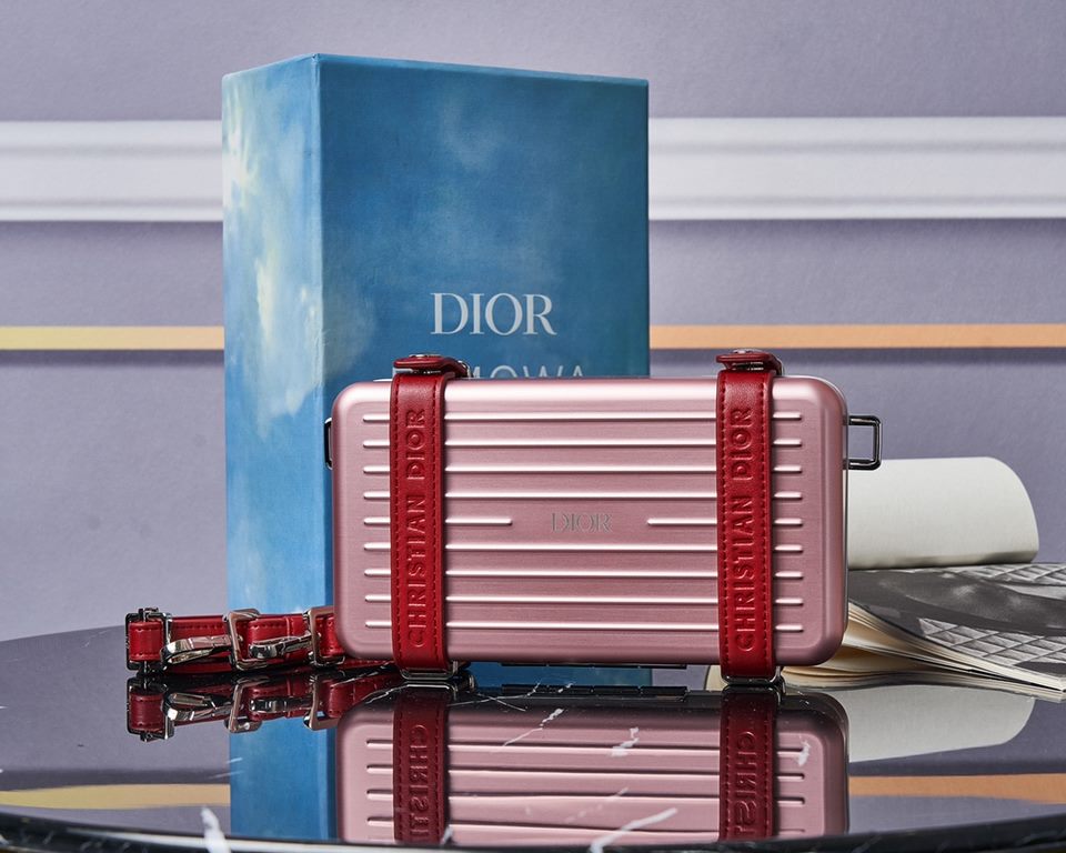 The RimowaXDior co-branded model. The material of the RimowaXDior is always sufficient. The lining is made of full lambskin.The lining is made of lambskin and the Rimowa aluminum-magnesium alloy is a perfect combination.