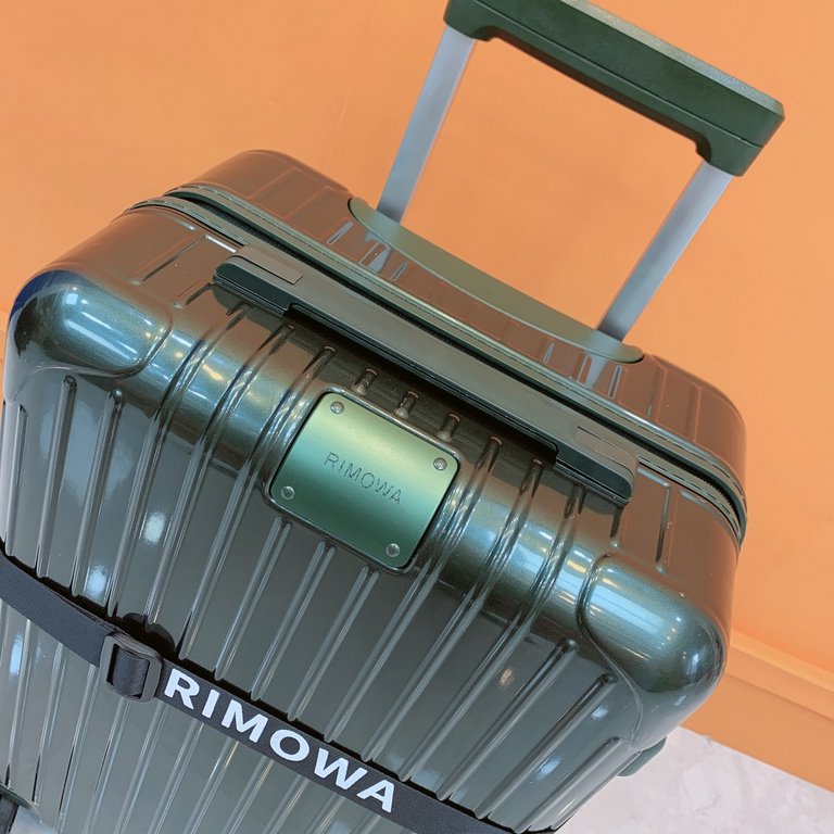 [Dark green]    rich and vibrant dark green, like jasper atmosphere of elegance, is a unique and vintage color tone, show elegance and generosity.RIMOW@Sumova new color suitcase, YiYangQianXi same Essential series, color