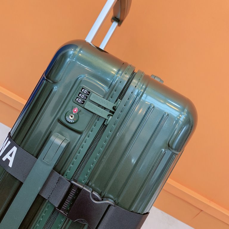 [Dark green]    rich and vibrant dark green, like jasper atmosphere of elegance, is a unique and vintage color tone, show elegance and generosity.RIMOW@Sumova new color suitcase, YiYangQianXi same Essential series, color