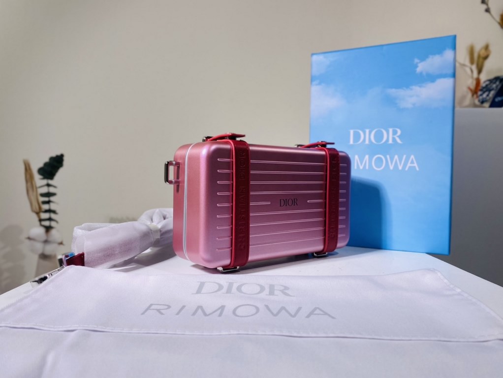 Super practical, total  3 compartments. It's the size of a handbag and can definitely fit an Iphone proMax [laughs][laughs][laughs][laughs][laughs]. With the logo [DIOR and RIMOWA] Logo embellishment is simply handsome [