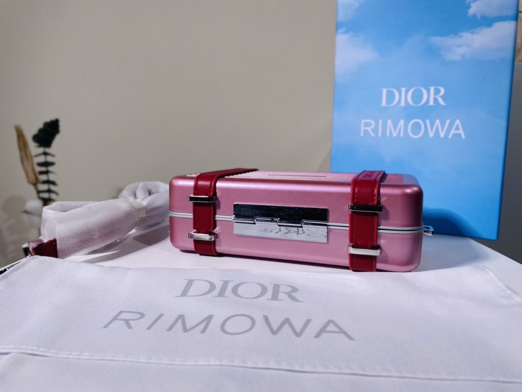 Super practical, total  3 compartments. It's the size of a handbag and can definitely fit an Iphone proMax [laughs][laughs][laughs][laughs][laughs]. With the logo [DIOR and RIMOWA] Logo embellishment is simply handsome [