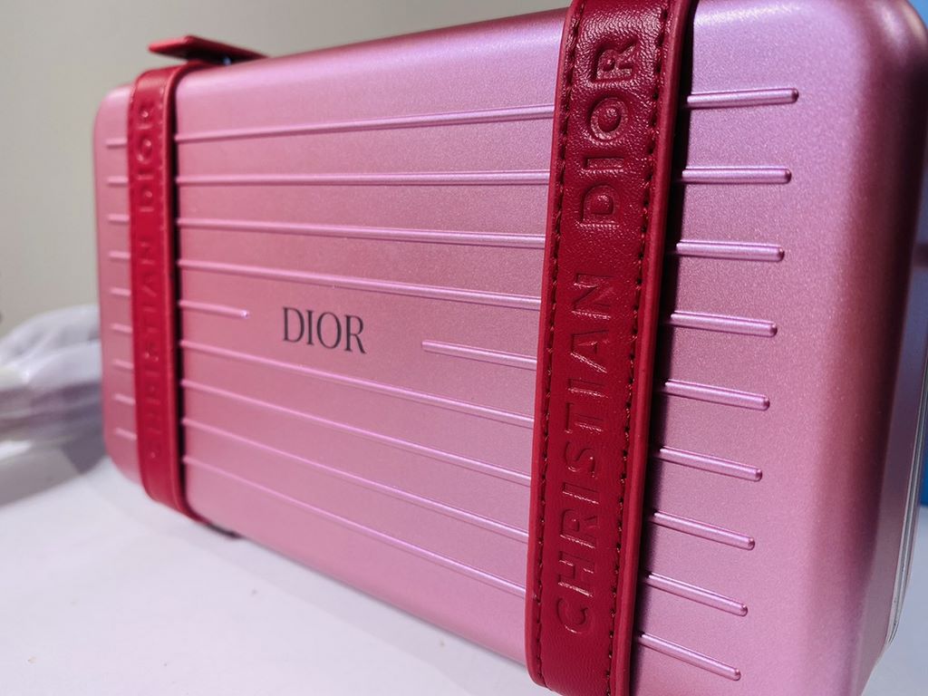 Super practical, total  3 compartments. It's the size of a handbag and can definitely fit an Iphone proMax [laughs][laughs][laughs][laughs][laughs]. With the logo [DIOR and RIMOWA] Logo embellishment is simply handsome [